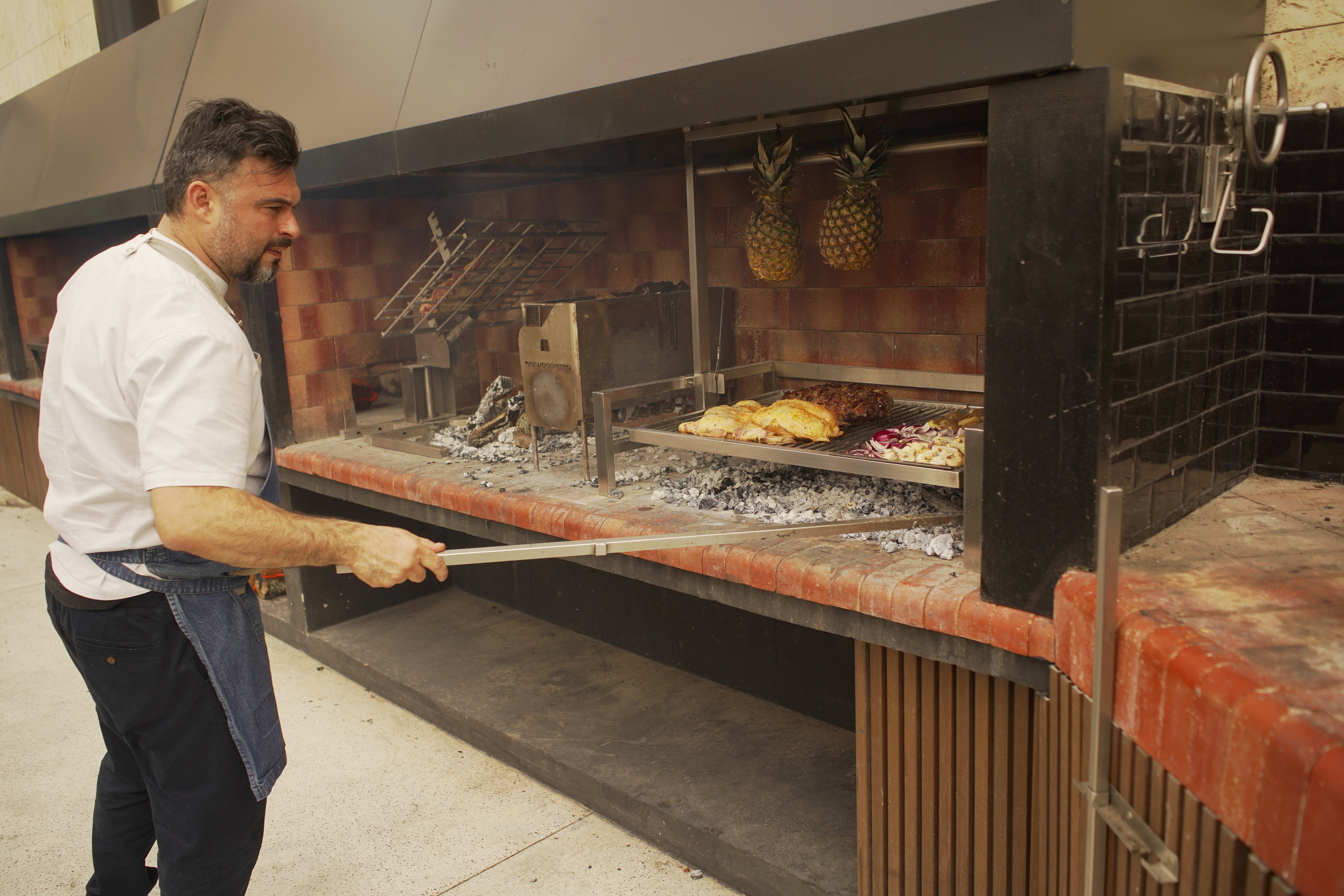 Tagwood BBQ09SS Insert-Style Argentine Santa Maria Gaucho Grill | BBQ09SS