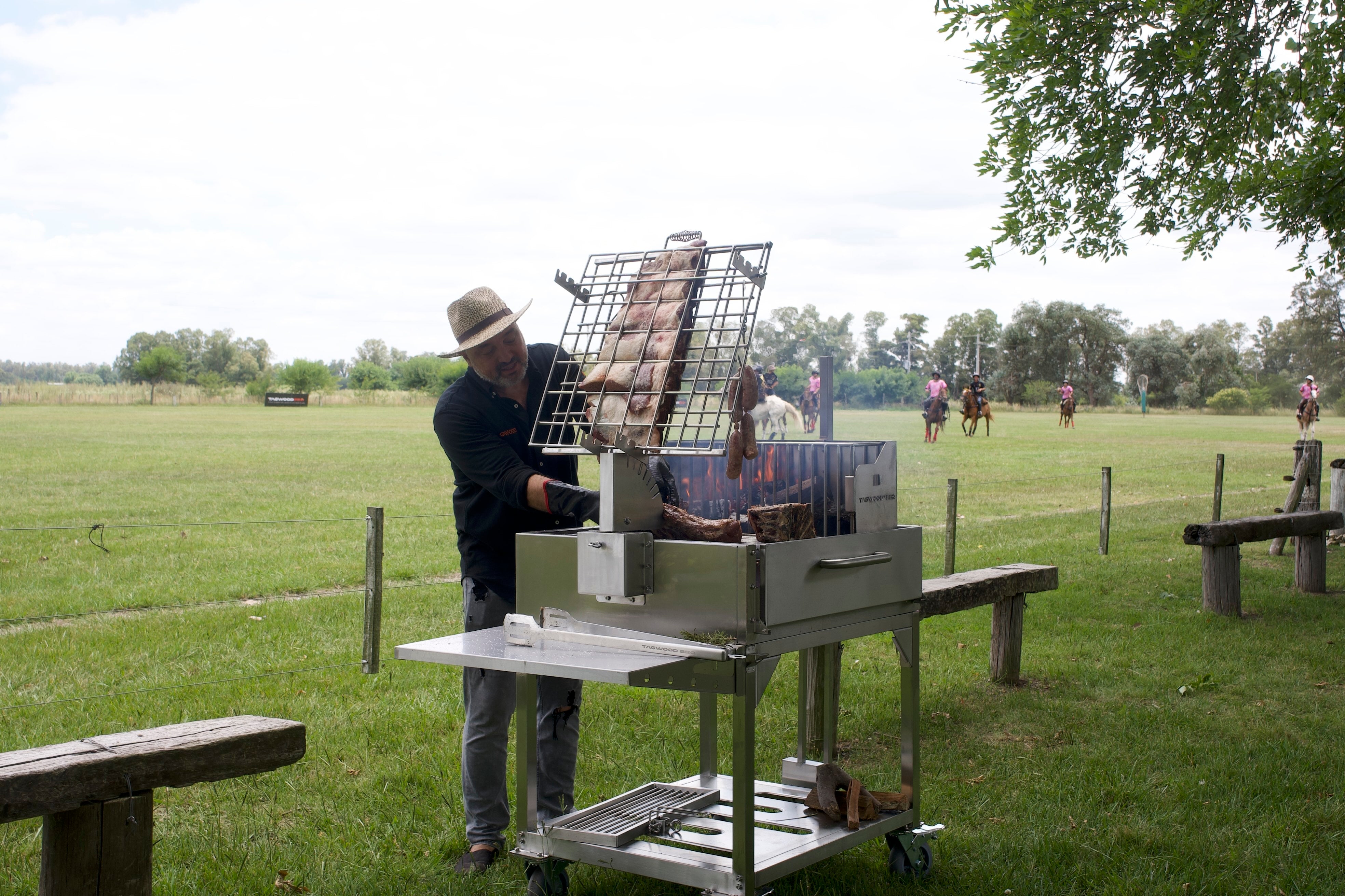 Tagwood BBQ Argentine Clamp Grill with Firebox – BBQ33SS