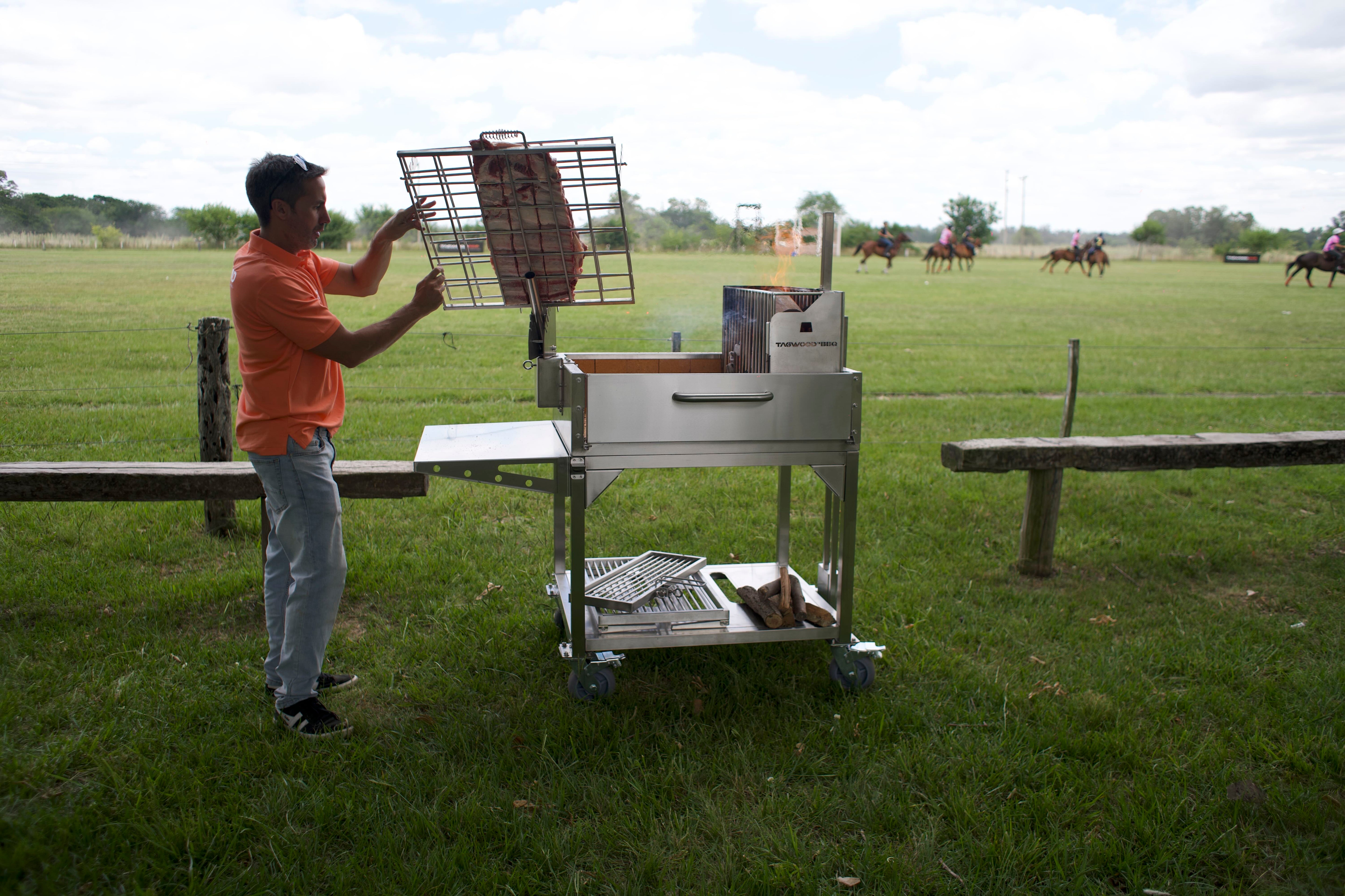 Tagwood BBQ Argentine Clamp Grill with Firebox – BBQ33SS